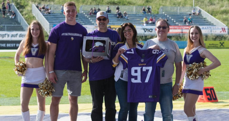 Dacia Vikings Charity-Tombola mit NFL-Originalen ein voller Erfolg!