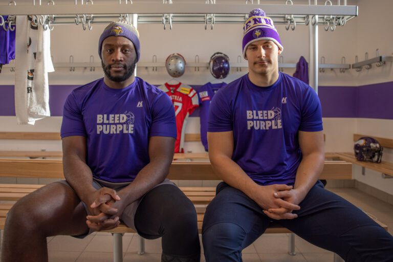 Die Reise geht los: Vikings Spieler Seikovits und Misangumukini fliegen zum NFL Programm